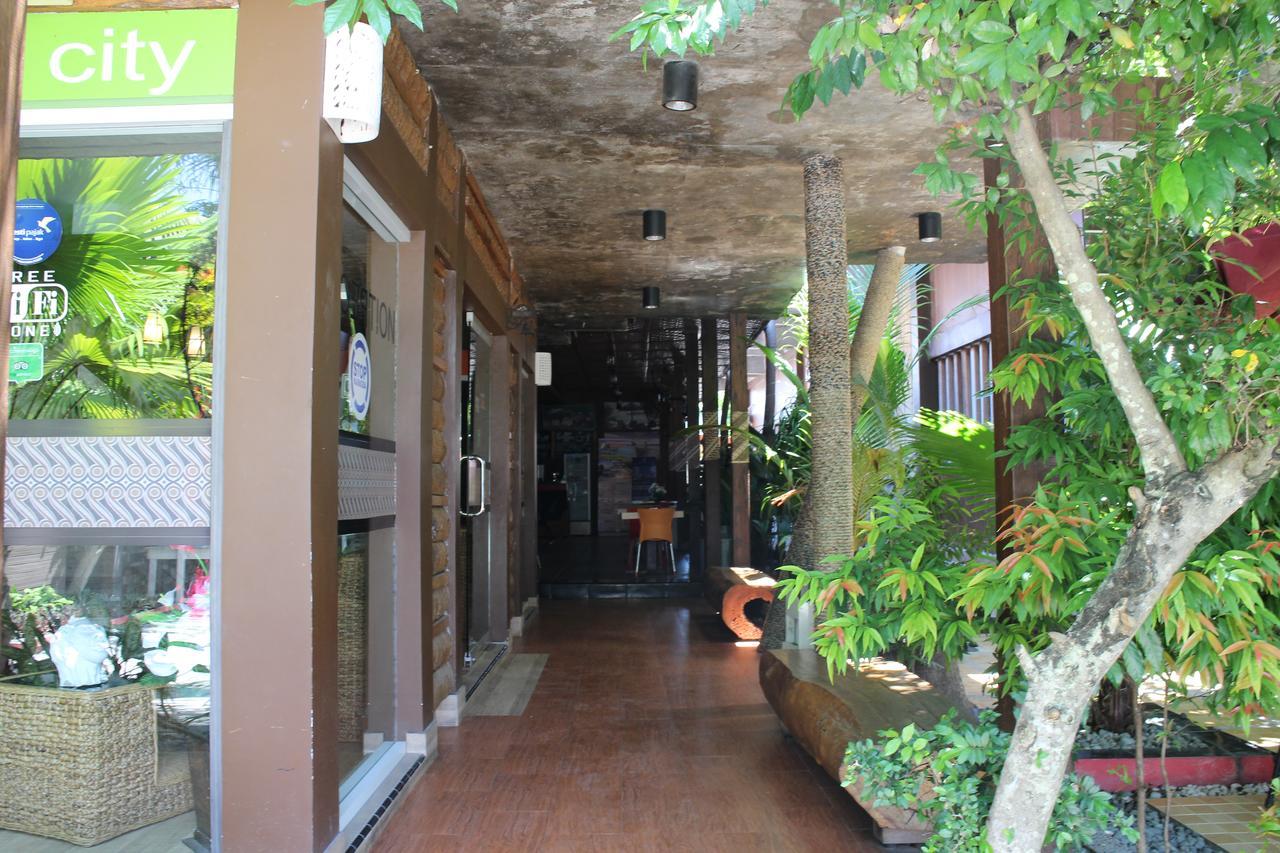 Lawaka Hotel Ampana Exterior photo